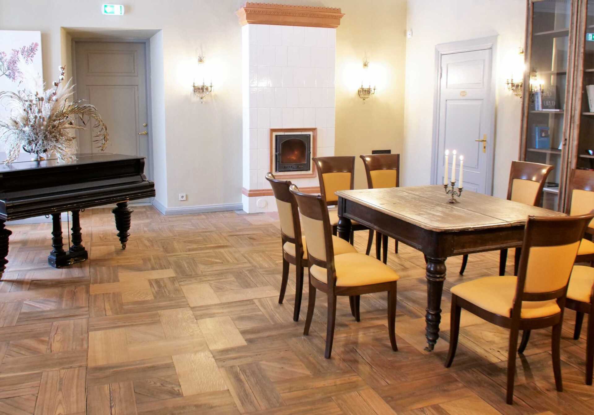 Period salon in the manor house (36 m²)