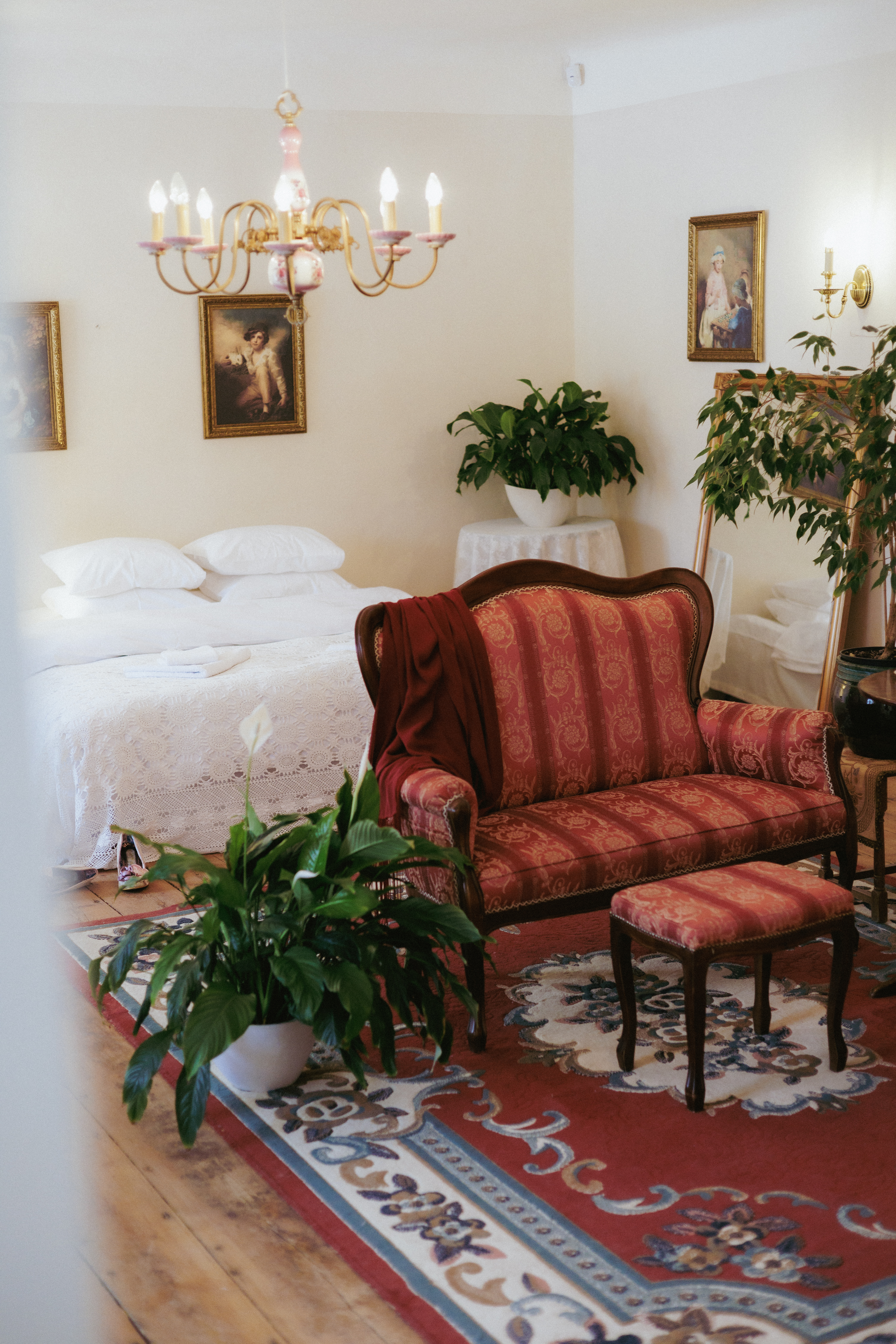 Ladies' Salon